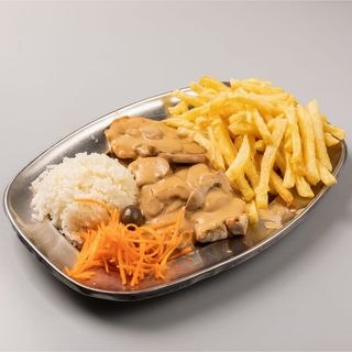 Peru panados com batata frita e arroz