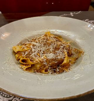 Pappardelle z włoskim ragu bolognese,