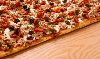 Tonno, Stracciatella, Pomodorini Marinati e Olive (Impasto Multicereali)