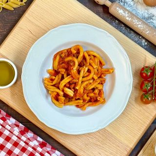 Strozzapreti al pomodoro con speck e funghi