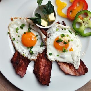 Jajka sadzone na boczku 3 szt, pieczywo