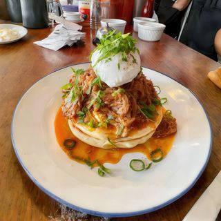 Pancakes salado con Pulled Pork y Huevo Pochado
