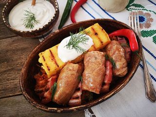 Sarmale Traditionale la Ceaun cu mamaliguta smantana si ardei