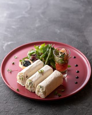 Салат креветки с лавашем