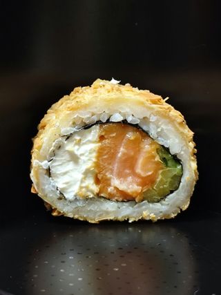 Almondo łosoś wędzony, serek, warzywa. Rolka pieczona w tempurze z migdałami. 8 szt.