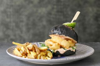 Sándwich con pan negro de calamar + patatas + bebida