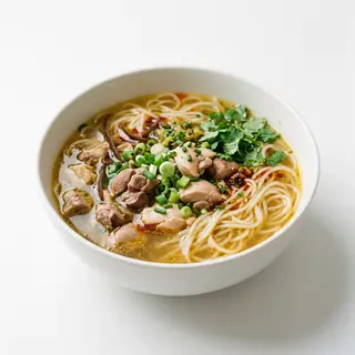 Fideos De Arroz En Sopa De Pollo