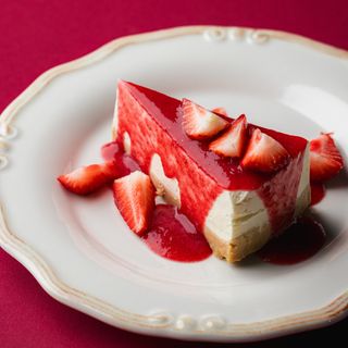 Чізкейк з полуничним кюлі та ягодою