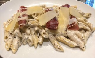 Penne sa pršutom i sosom sa tartufima