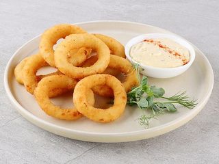 Цибулеві кільця з часниковим соусом
