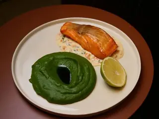 Стейк лосося з картопляно-шпинатним пюре (350g)