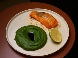 Стейк лосося з картопляно-шпинатним пюре (350g)