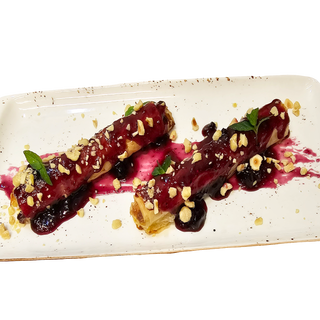 Хрупкави пурички със сирена бри, сладко от боровинки и печен лешник (200гр)