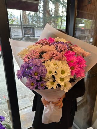 ფერადი ქრიზანთემების თაიგული