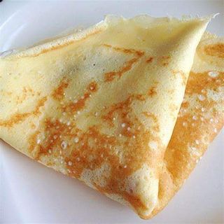 Palačinka sa eurokremom, plazmom, mlekom i malinom