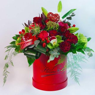 Cutie violet bordo din trandafiri, orhidee, eustoma, hypericum si verdeata decorativa