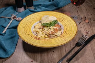 Tagliatelle cu somon si busuioc