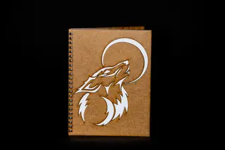 Agenda A5 din lemn cu lup si luna