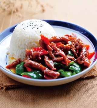 1026 Pirinač sa govedinom i zelenom paprikom 540g/青椒牛肉盖饭