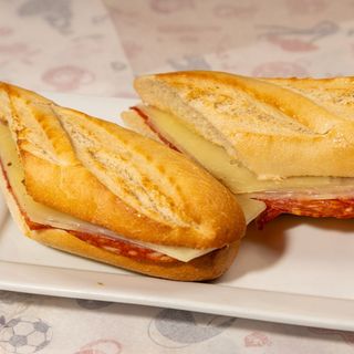Bocata De Queso Arzua Con Chorizo