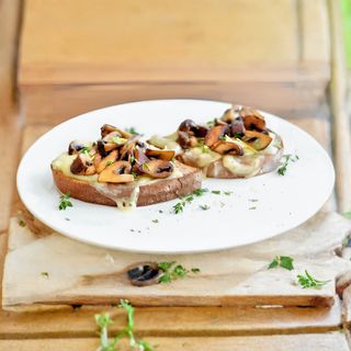 Ломтики с грибами в сливочном соусе