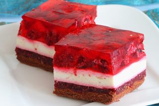 Prajitura racoritoare cu fructe de padure