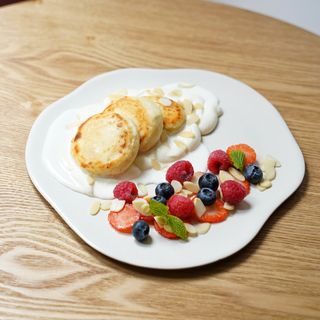 Syrniki with berries