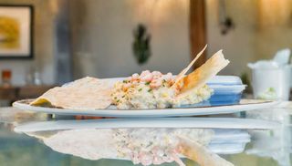 Ensaladilla Rusa Con Gambón Y Pan Sardo