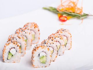 Uramaki Surimi y Aguacate