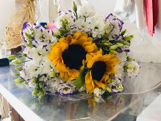 Mazzo di Lisanthius blu con girasoli