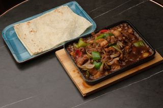 Баранина с луком на жаровне