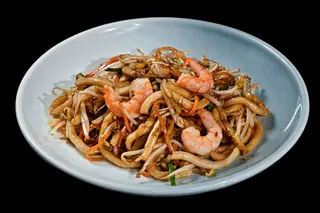 41 Udon con verdure e gamberi