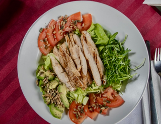 Salata cu pui si avocado 400g