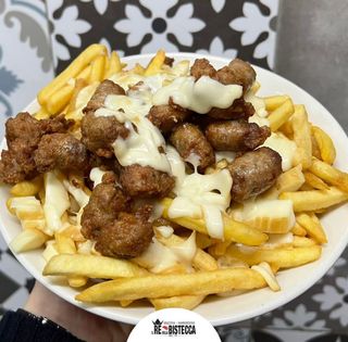 Patatine con provola e salsiccia