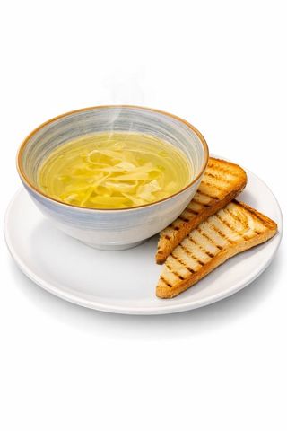 Курячий бульйон з яйцем та грінками