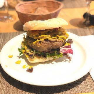 Hamburguesa De Pepinos Y Cebolla 