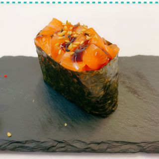 Sushi Gunkan Salmón (1 Ud.)
