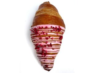Круасан із трояндою (95g)