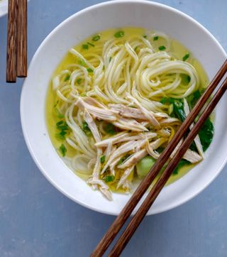 1B. Sopa de fideos con pollo