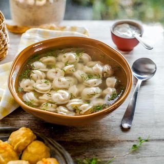 Пельмени с бульоном