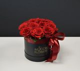 Cutie neagră cu trandafiri roșii Mică