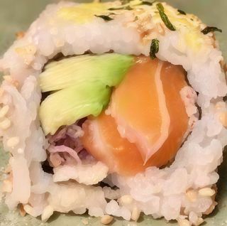 114. Salmón furikake roll (8 piezas)