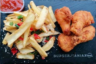 Meniu aripioare de pui crispy (semipicant)+ cartofi si sos la alegere