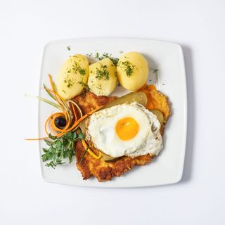 Schab po zbójnicku, ziemniaki, surówka