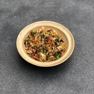11) Yakimeshi vegetariano (opción vegano) 