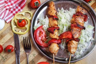 Pileći ražnjići + kolač