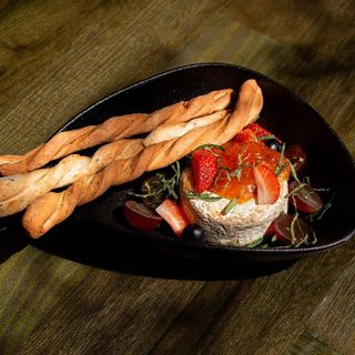 Камамбер гриль з абрикосовим джемом та ягодами(320г)