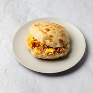 Kajgana sa slaninom u lepinji