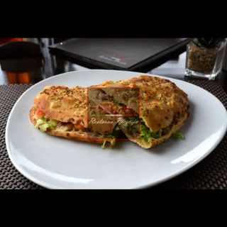 Pollo Salsa sendvič