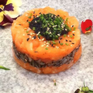 64. Tartar De Salmón Con Salsa Trufa
